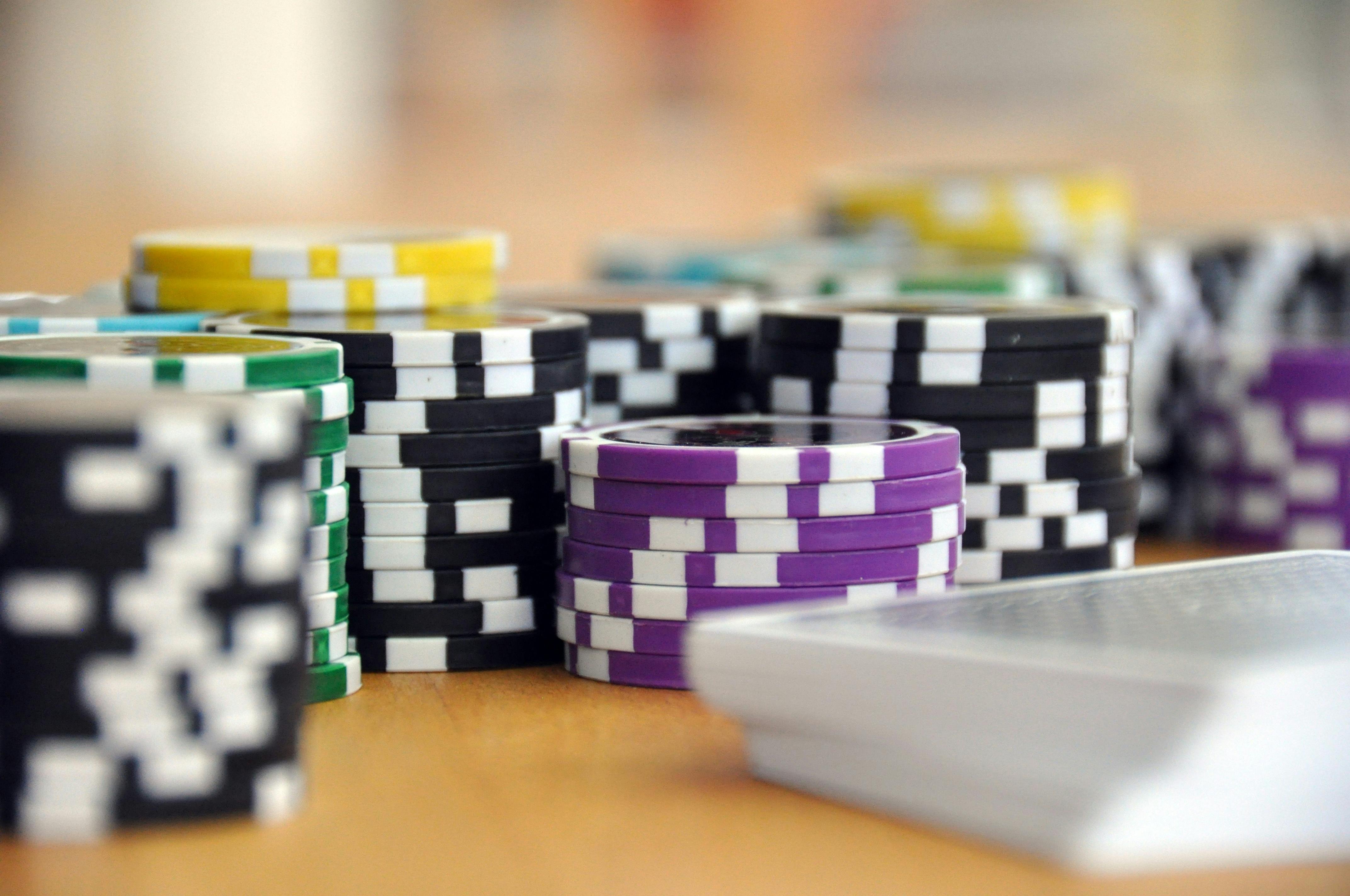 Layar permainan Blackjack kilat777 dengan meja dealer langsung dan chip taruhan